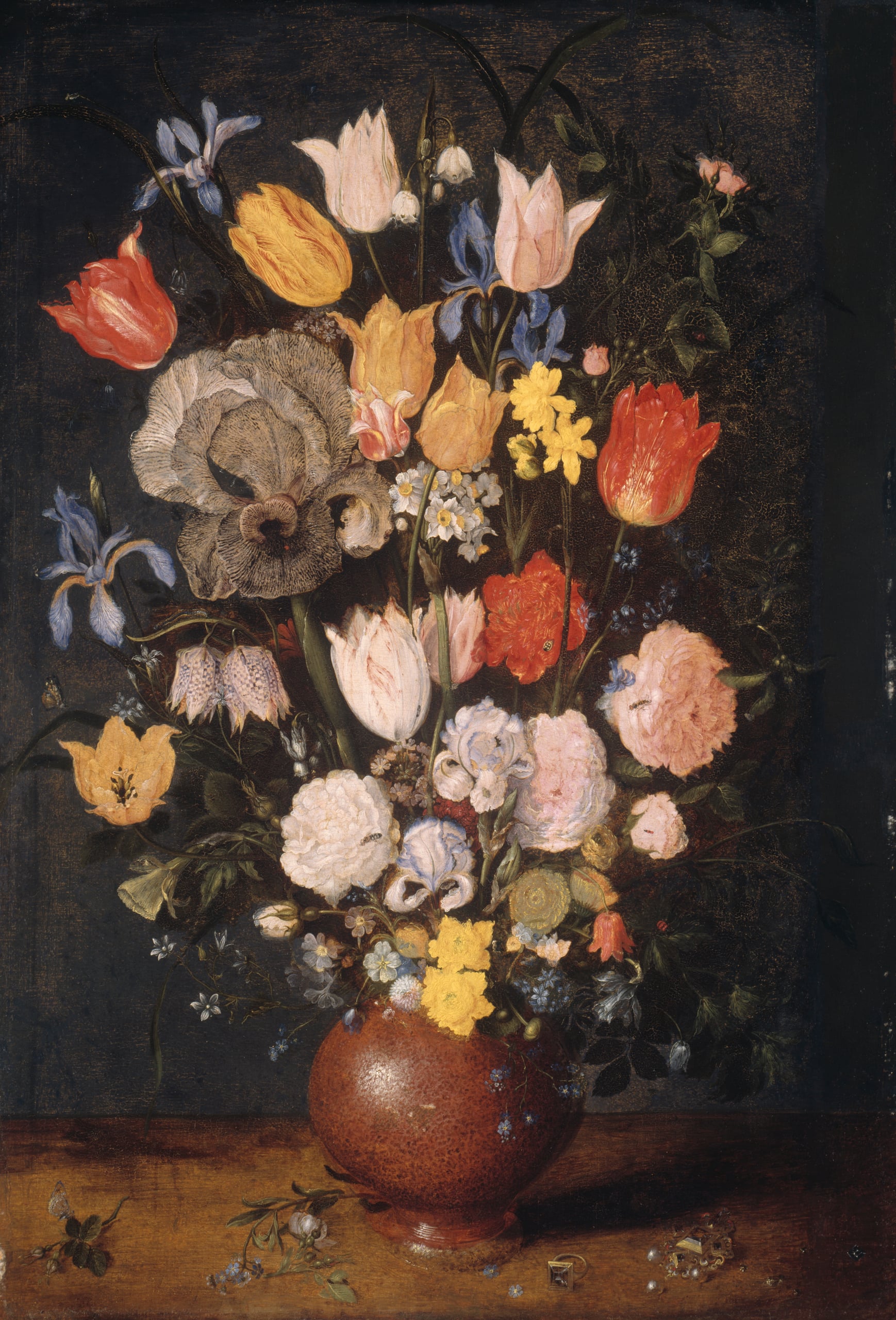 Boeket in een aarden vaas (Brueghel) aan de muur in een interieur
