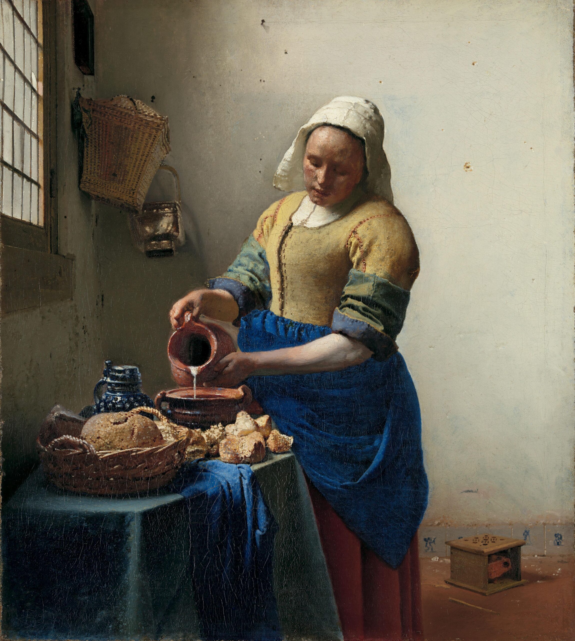 Het melkmeisje aan de muur in een interieur