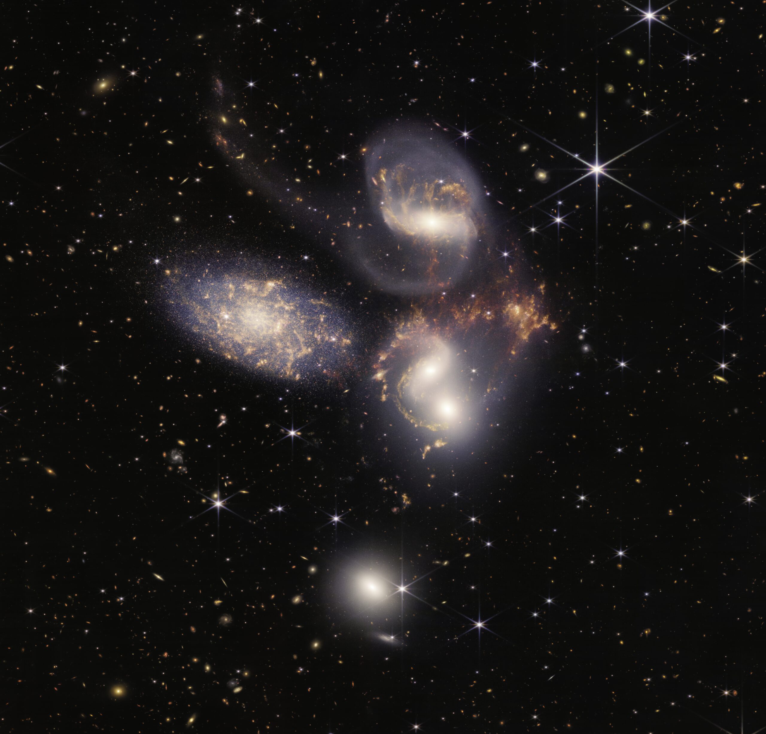 Stephan’s Quintet (JWST) aan de muur in een interieur